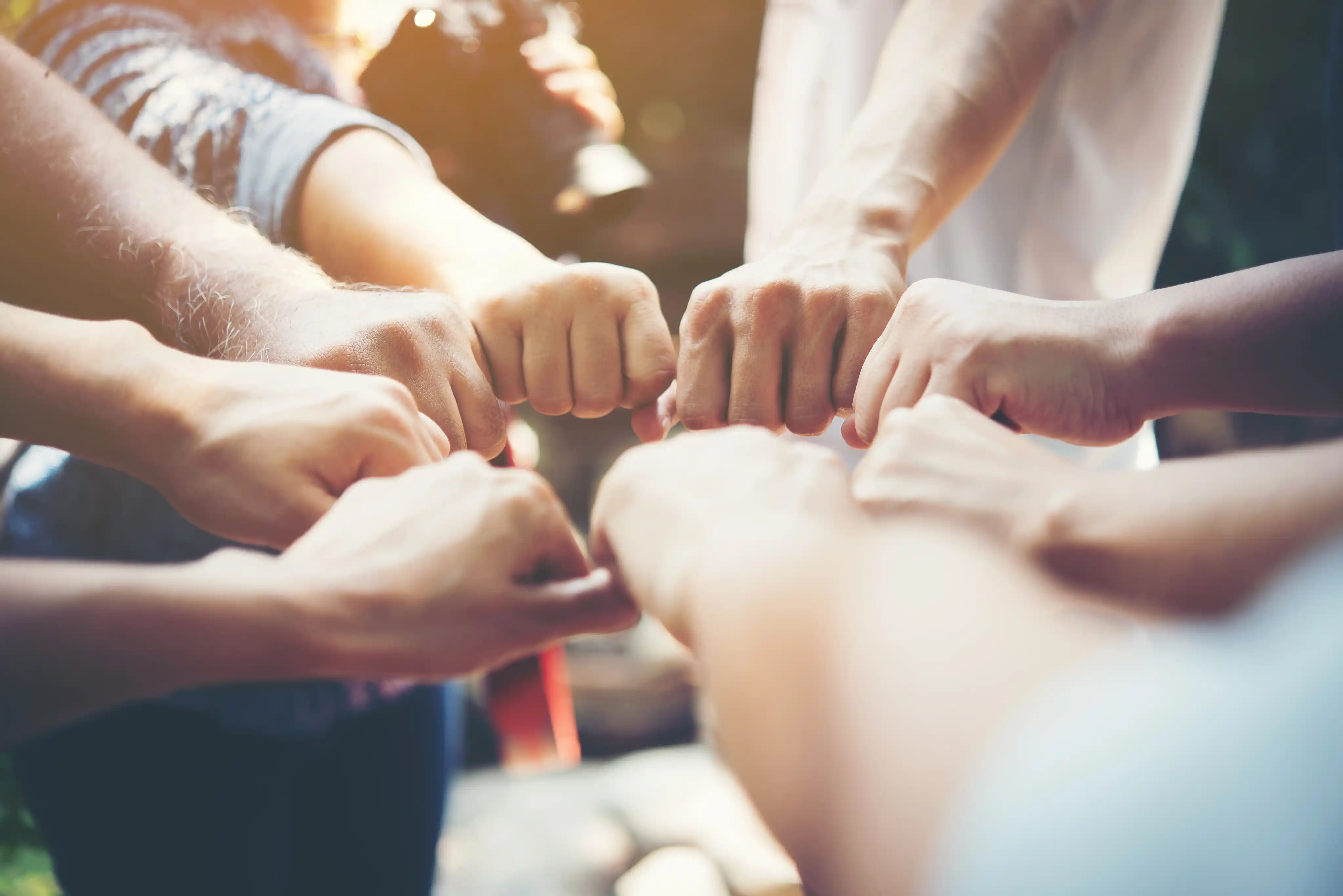 Pessoas reunidas trabalhando juntas.